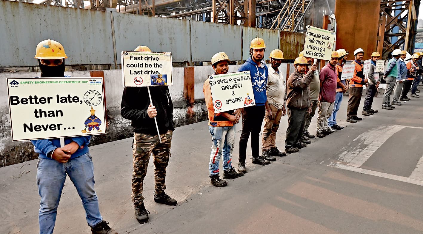 Rourkela News: वाहन चलाते समय ओवरटेकिंग से बचने, नियमों का पालन करने का दिया संदेश