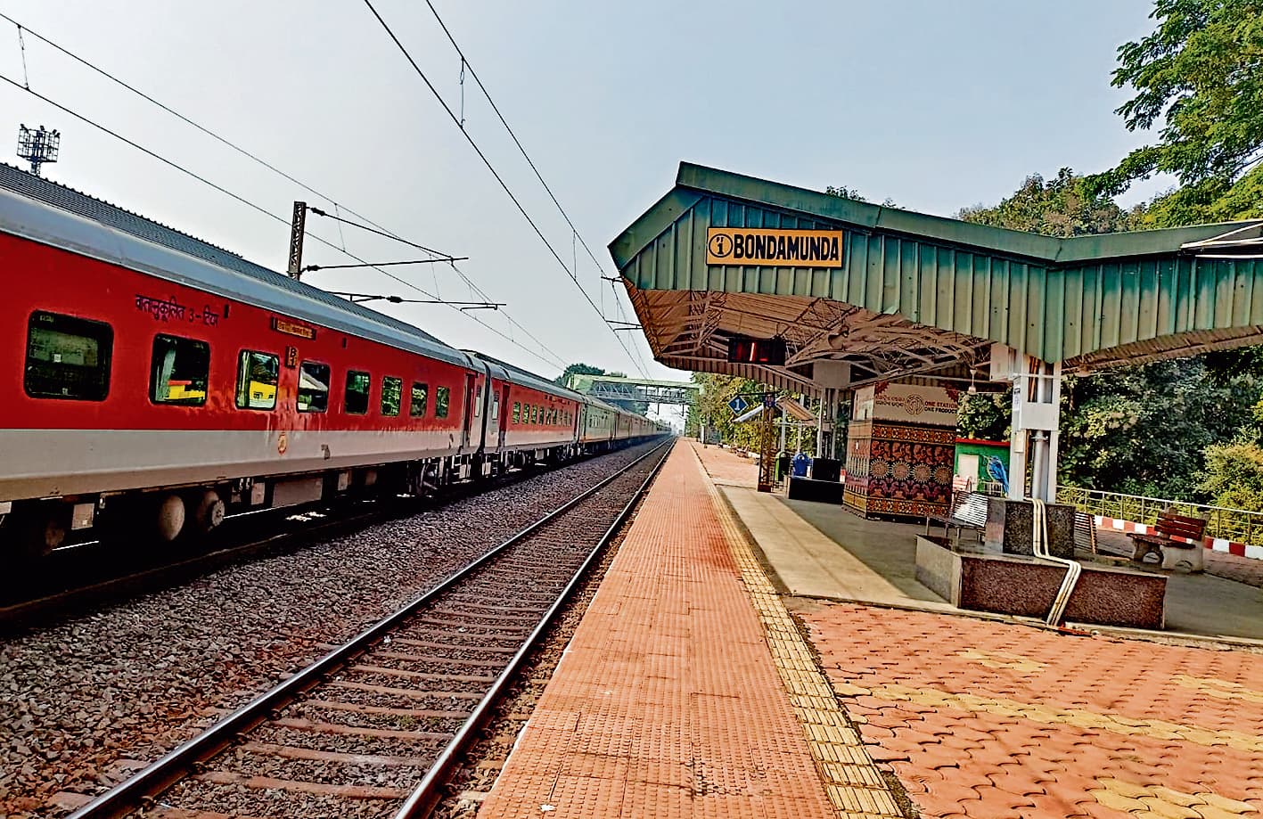 Rourkela News: बंडामुंडा स्टेशन में कोरोना काल से बंद है आधा दर्जन ट्रेनों का ठहराव, यात्री परेशान