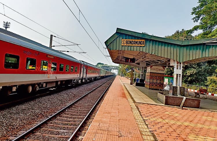 Rourkela News: बंडामुंडा स्टेशन में कोरोना काल से बंद है आधा दर्जन ट्रेनों का ठहराव, यात्री परेशान