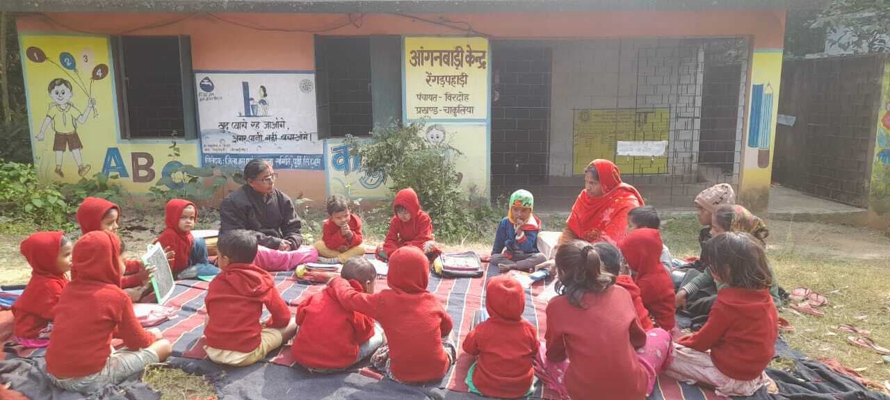 East Singhbhum News : वाह रे सरकार ! ठंड के कारण 6-14 वर्ष के बच्चों का स्कूल बंद, आंगनबाड़ी में हो रही पढ़ाई