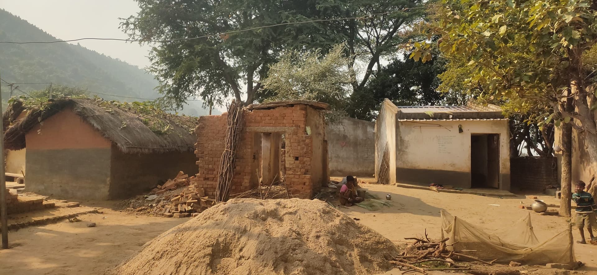 Saraikela News : आगइडांगरा के छह सबर परिवार झरने का पानी पीने को विवश
