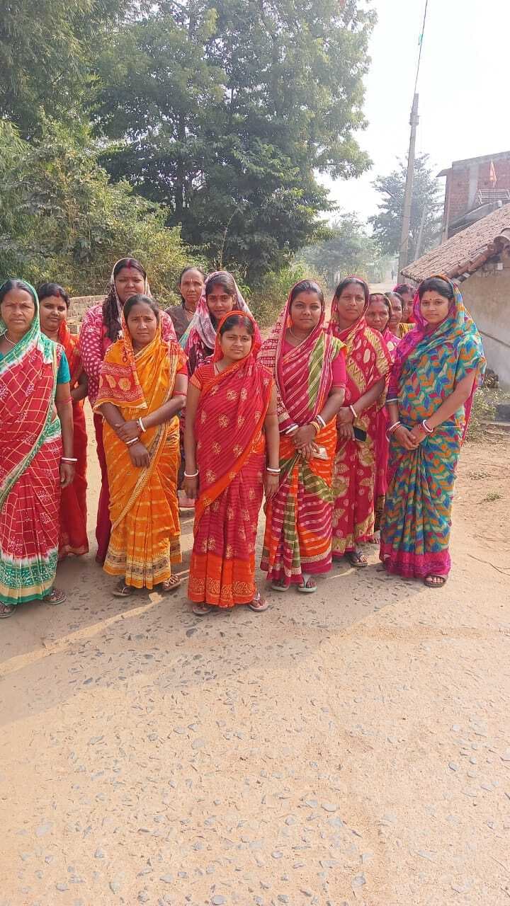 East Singhbhum News : मंइयां योजना की राशि के लिए प्रखंड कार्यालयों का चक्कर लगा रहीं महिलाएं