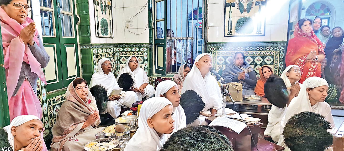 Ranchi News : दिगंबर जैन मंदिर अपर बाजार में आर्यिका विभाश्री का संदेश : श्रद्धालुओं से कहा जिनका संत स्वभाव हो, उनपर हम अपना गुस्सा निकाल सकते हैं