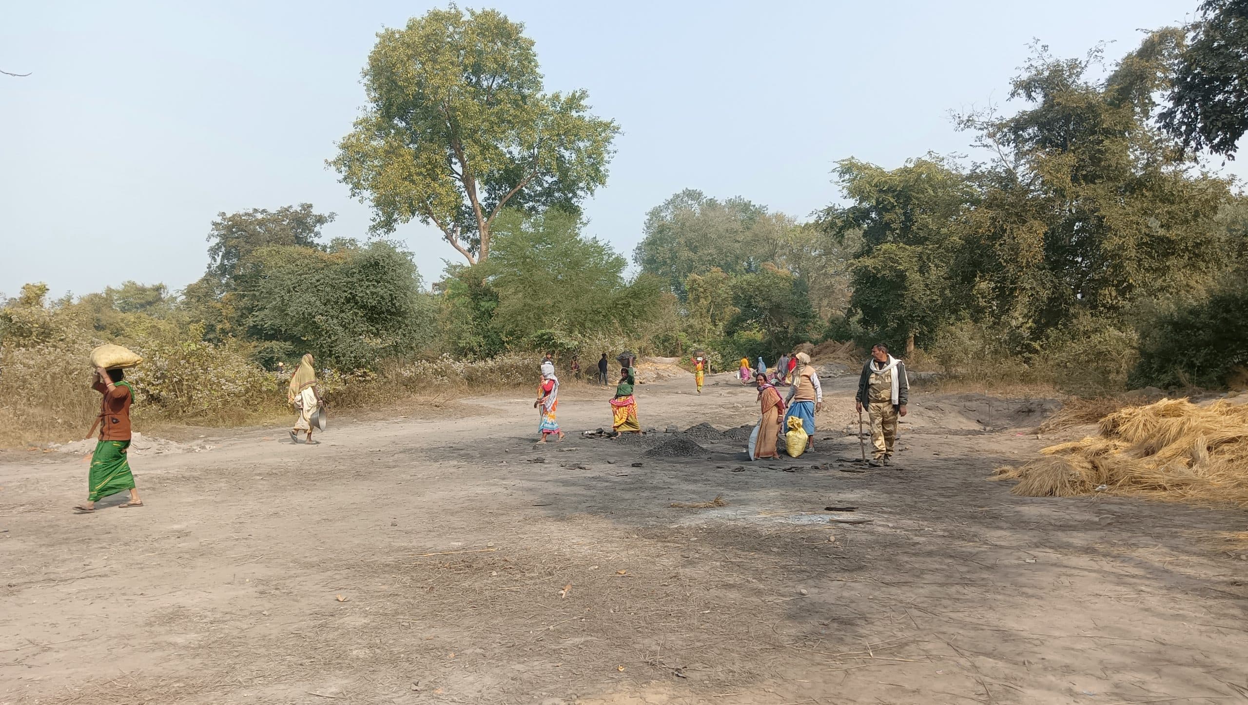 Dhanbad News : गलफरबाड़ी में बंद फैक्ट्री परिसर में सुरंग बना कर अवैध खनन, 500 टन कोयला जब्त, आधे से अधिक लूट ले गये लोग