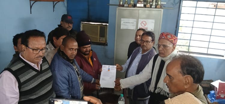 Dhanbad News : शव  के साथ आंदोलन के बाद मृत माइनिंग सरदार के पुत्र को मिला नियोजन व मुआवजा