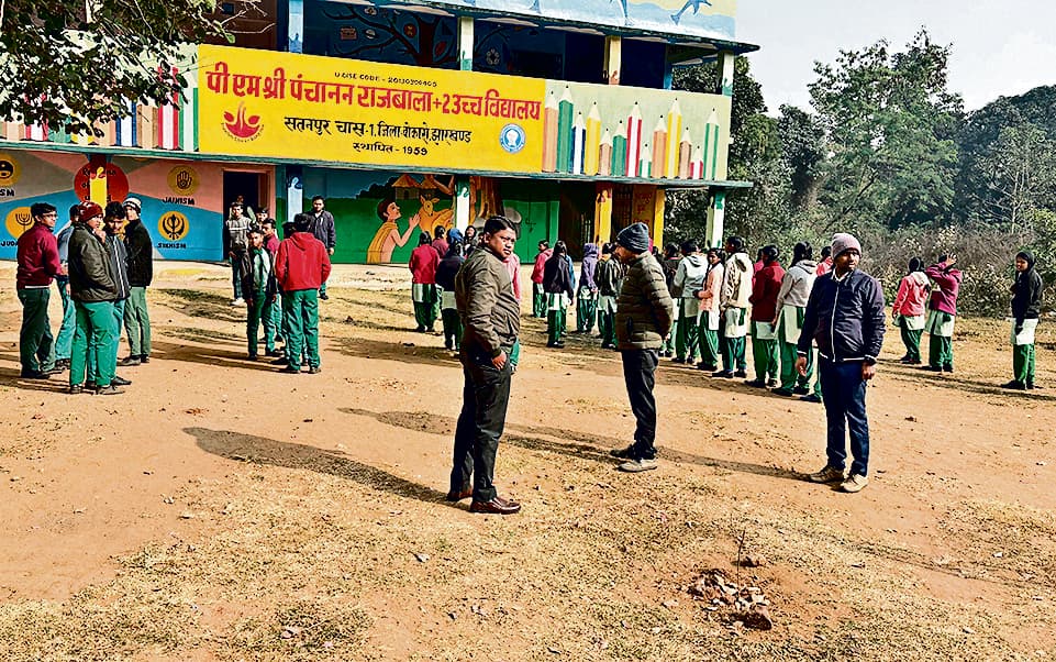 Bokaro News : विलंब से पहुंचीं शिक्षिका व अन्य को किया शो-कोज, वेतन भी रोका