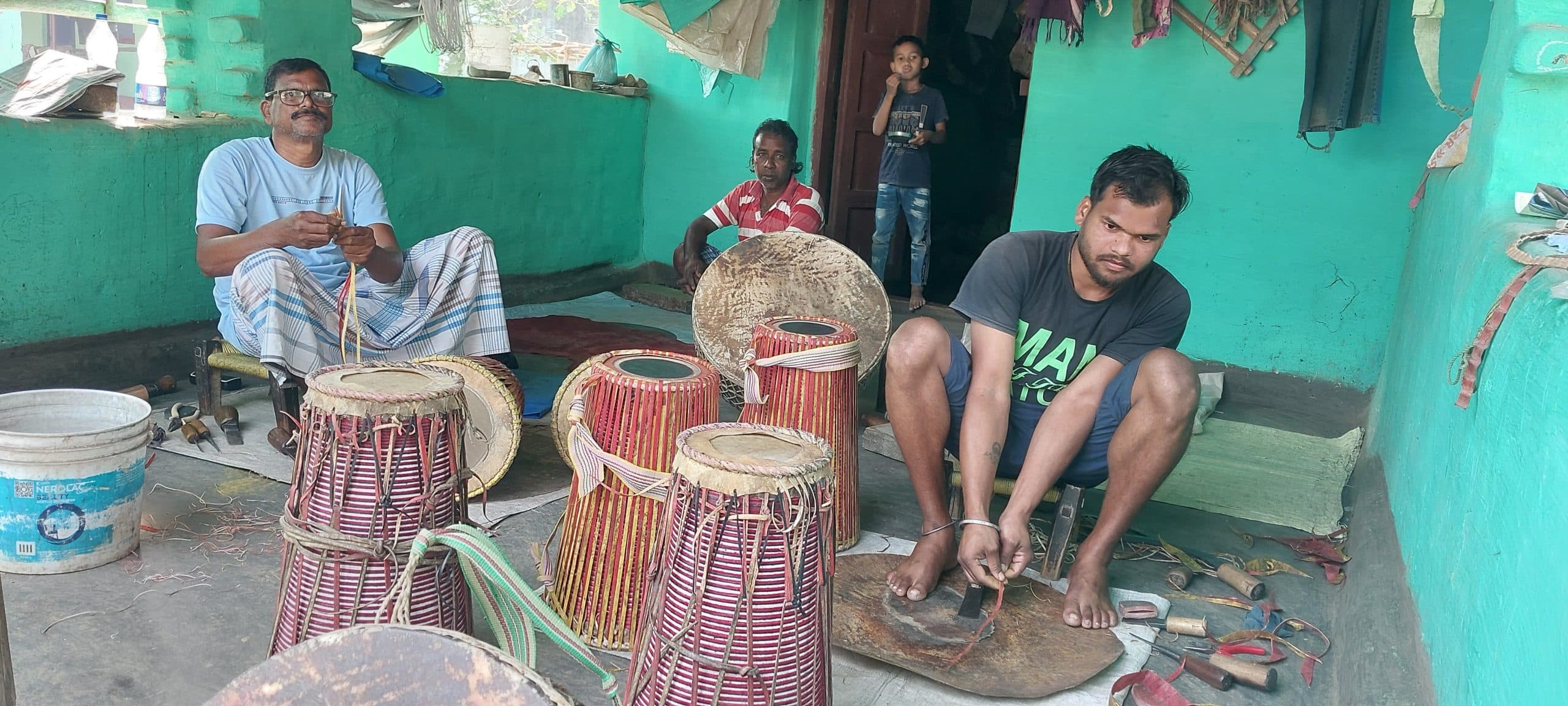 Saraikela News : झारखंड की सांस्कृतिक विरासत से जुड़े हैं मांदर व नगाड़े