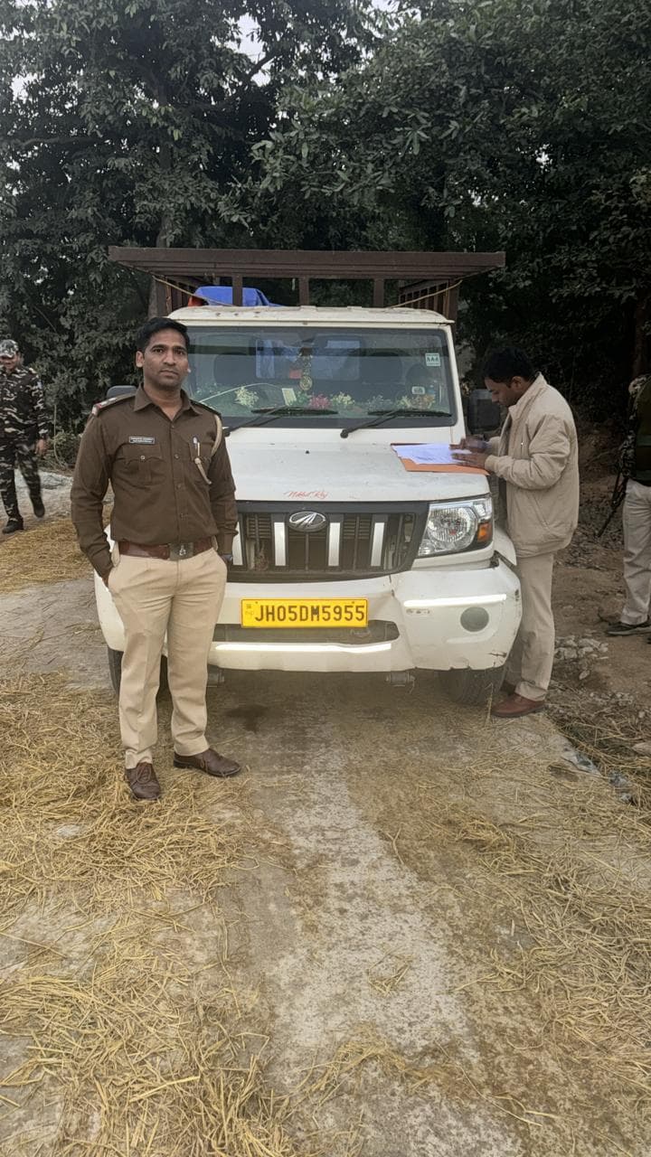 Jamshedpur News : पुल निर्माण में लगे लोहा के एंगल और जेनरेटर की चोरी कर भागते दो युवक धराये, तीन फरार