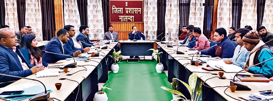 प्रशासनिक भवन निर्माण को लेकर भूमि चिह्नित कर उपलब्ध कराने का जिलाधिकारी ने दिया निर्देश