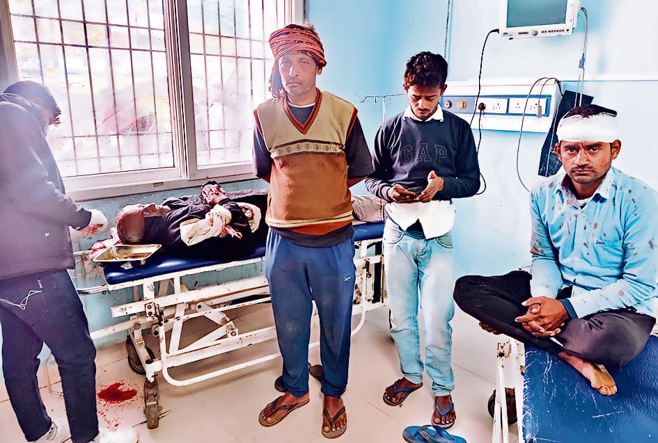 गली के विवाद को लेकर पिता पुत्र समेत चार लोगों को पीटा