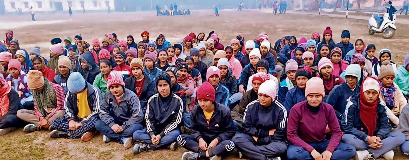 Chhapra News : कांस्टेबल और दारोगा बनने के लिए मैदान में रोज घंटों पसीना बहा रहीं बेटियां