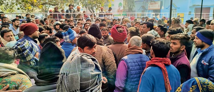 Gopalganj News : शिक्षक की हत्या के बाद सदर अस्पताल में फूटा जनाक्रोश, पुलिस के खिलाफ की नारेबाजी