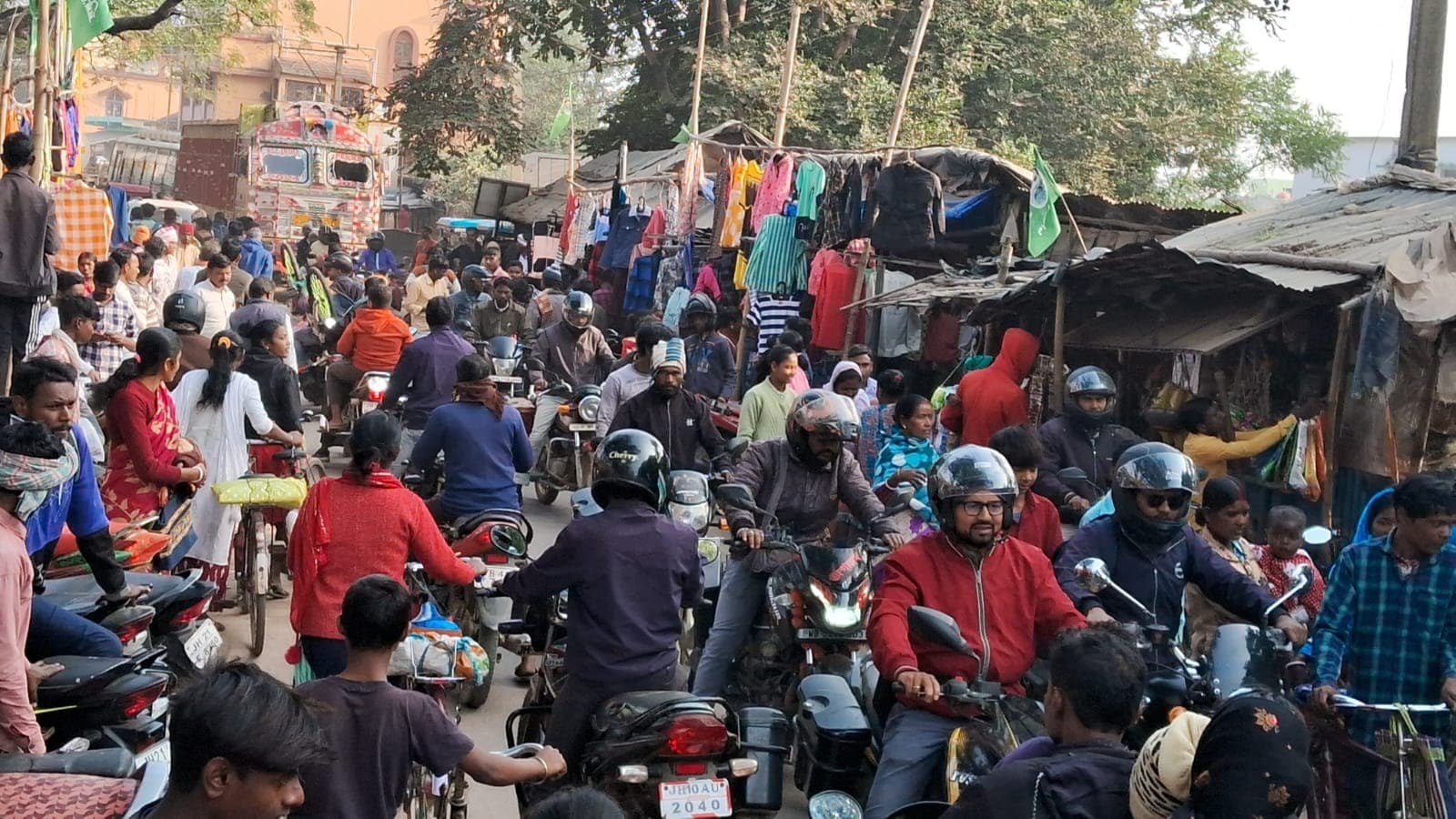 सोहराय : हटिया में खरीदारी के लिए उमड़ी  भीड़