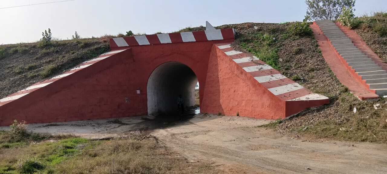 ग्रामीणों ने रेलवे समपार फाटक दिये जाने की मांग की