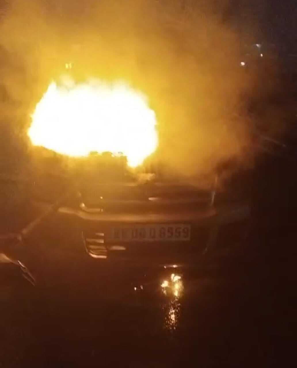 हाईवे पर चलती कार में अचानक लगी आग