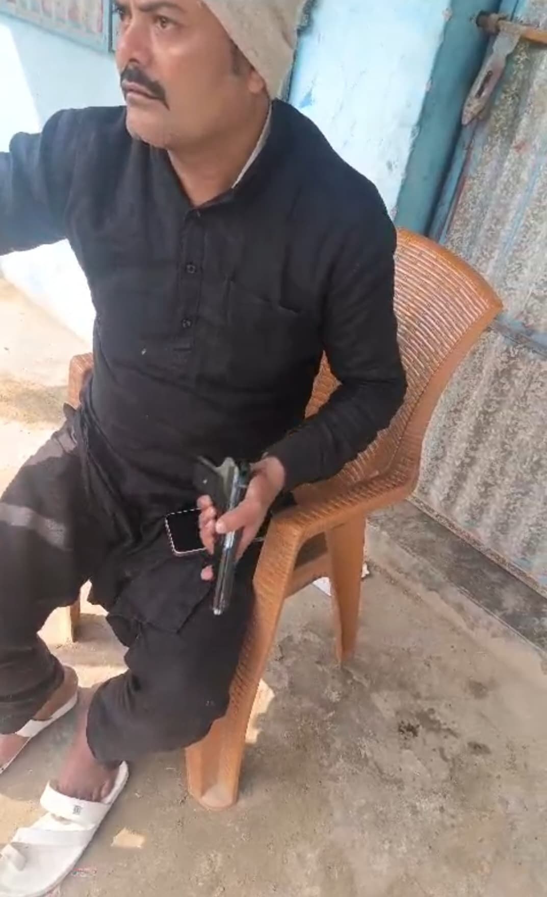 हथियार छोड़कर पुलिस के कब्जे से फरार वार्ड पार्षद के पति के विरुद्ध प्राथमिकी दर्ज