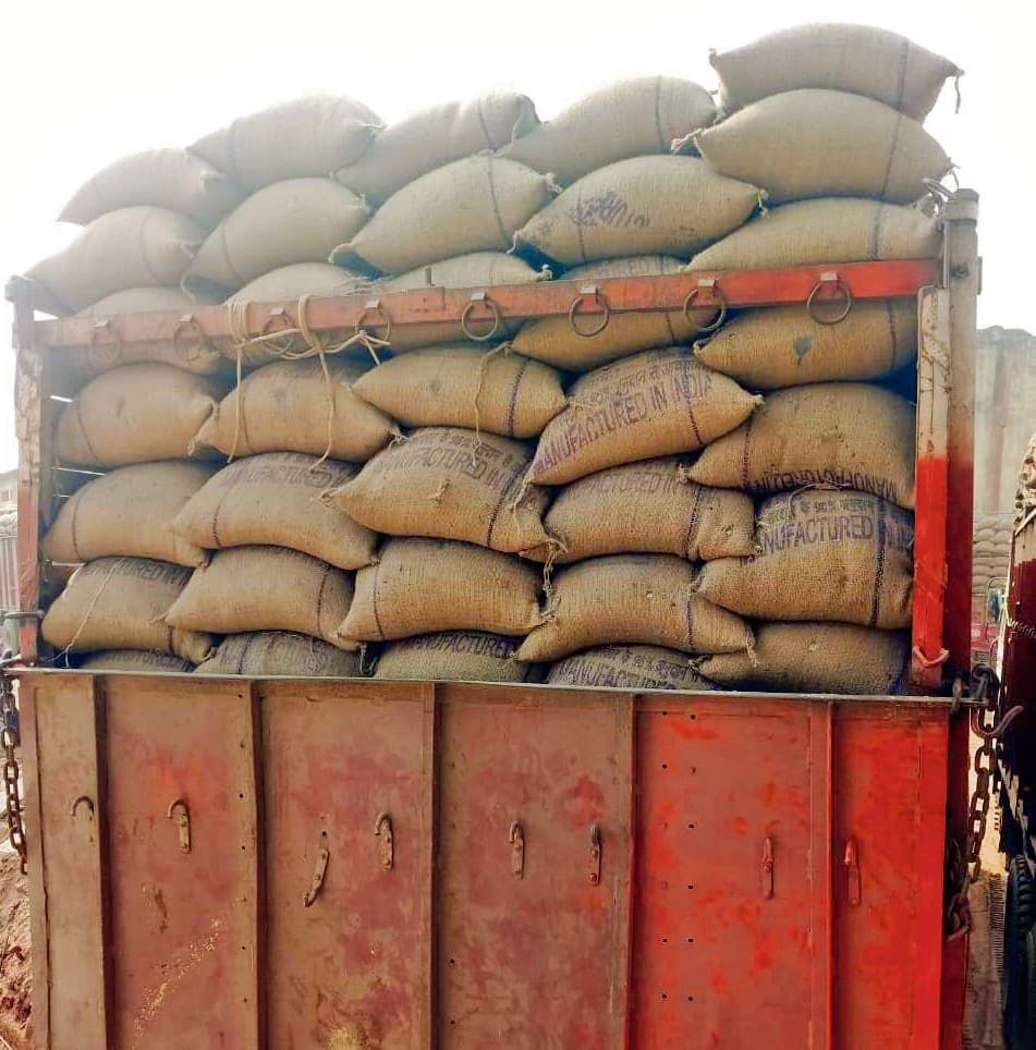 Chhapra News : बाजार समिति में सीएमआर जमा करने को लेकर खड़े हैं कई ट्रक, बढ़ी परेशानी