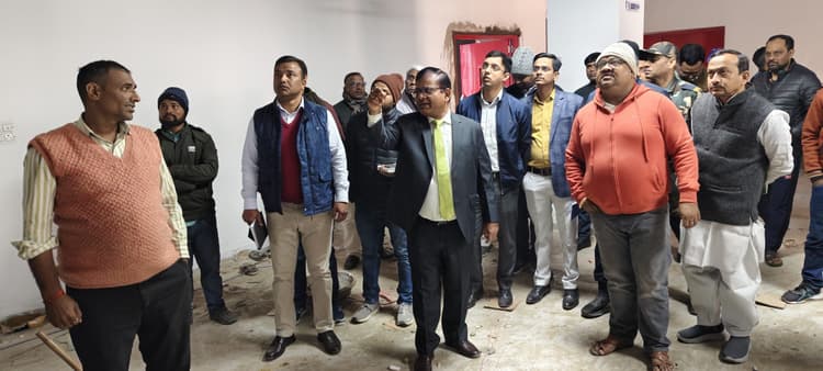 Aurangabad News : डीएम ने सदर अस्पताल के कर्मियों को लगायी फटकार