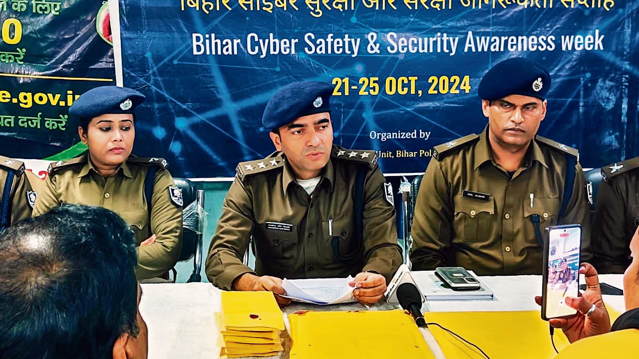 फ्लैट में ऑफिस खोल कर लोन दिलाने के नाम पर ठगी करने वाले गिरोह के पांच शातिर गिरफ्तार