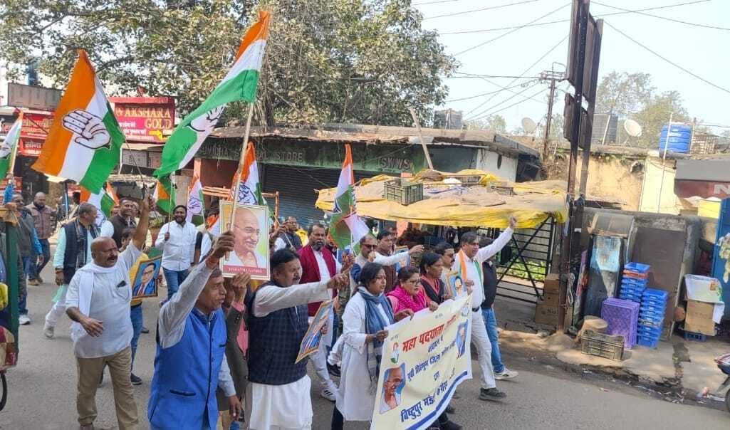 Jamshedpur news. ‘जय बापू, जय भीम, जय संविधान’ अभियान के तहत बिष्टुपुर में जिला कांग्रेस ने निकाली पदयात्रा