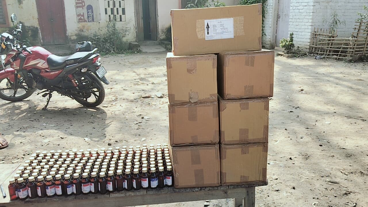 कार से 850 बोतल प्रतिबंधित कफ सिरप किया बरामद