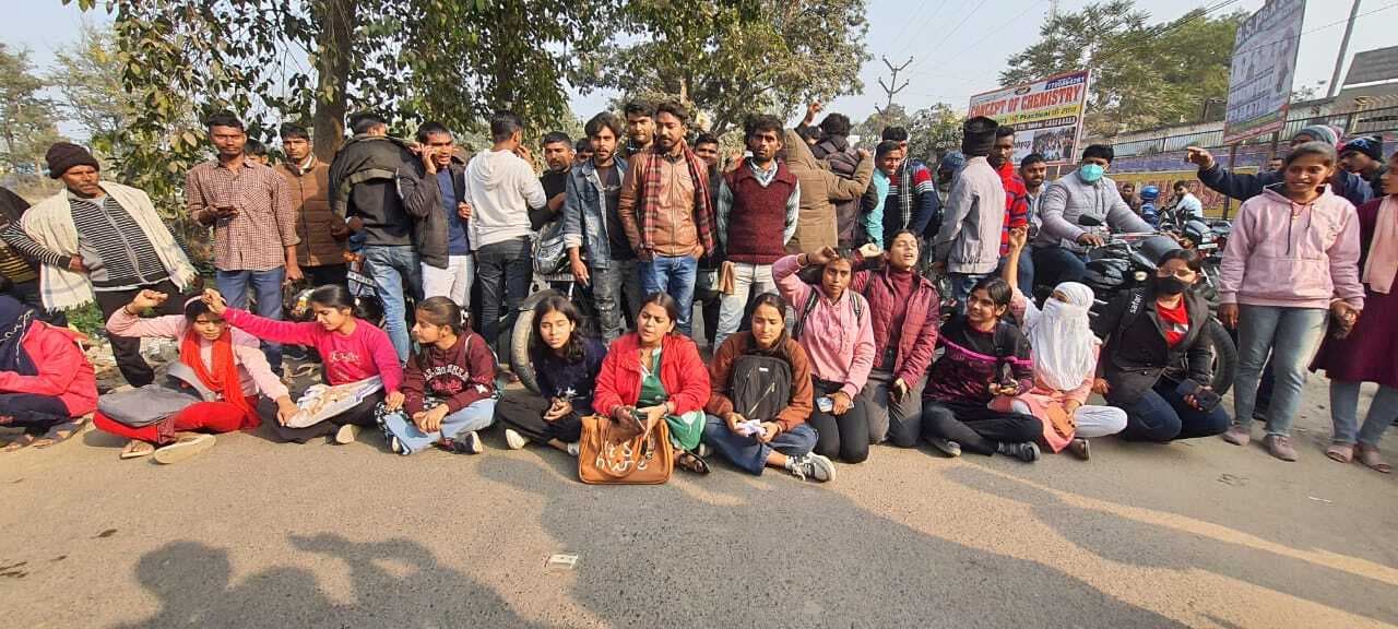 दर्जनों छात्राओं ने मांगों को लेकर किया सड़क जाम व प्रदर्शन