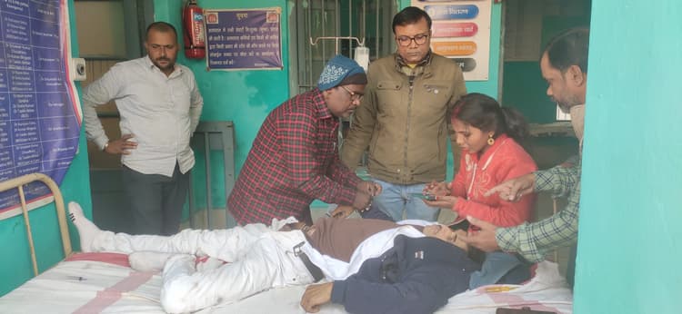 बस की ठोकर से बाइक सवार पिता-पुत्र घायल, पिता रेफर