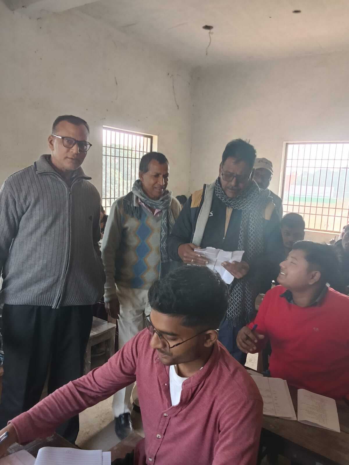 विश्वविद्यालय परीक्षा नियंत्रक ने स्नातक की चल रही परीक्षा का किया औचक निरीक्षण