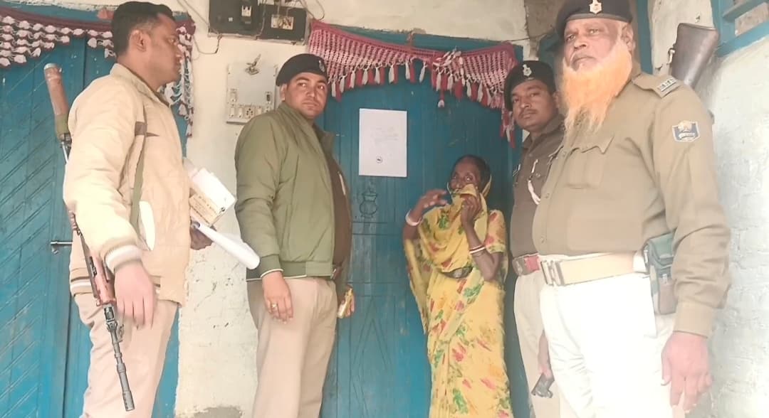 फरार अभियुक्त के घर चिपकाया इश्तेहार