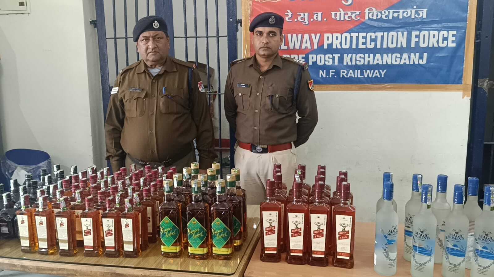 आरपीएफ की टीम ने ट्रेन से 61.75 लीटर शराब को किया जब्त