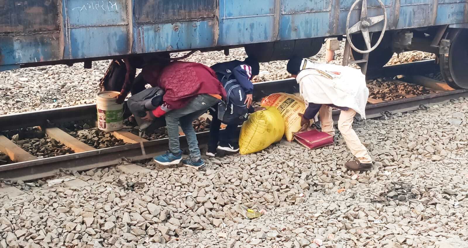 जान जोखिम में डाल पटरी पार करते हैं लोग, कभी भी हो सकता हादसा