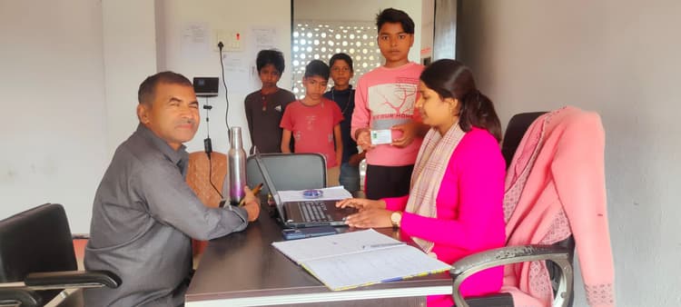 कर्मियों की उपस्थिति से ग्रामीणों को फायदा