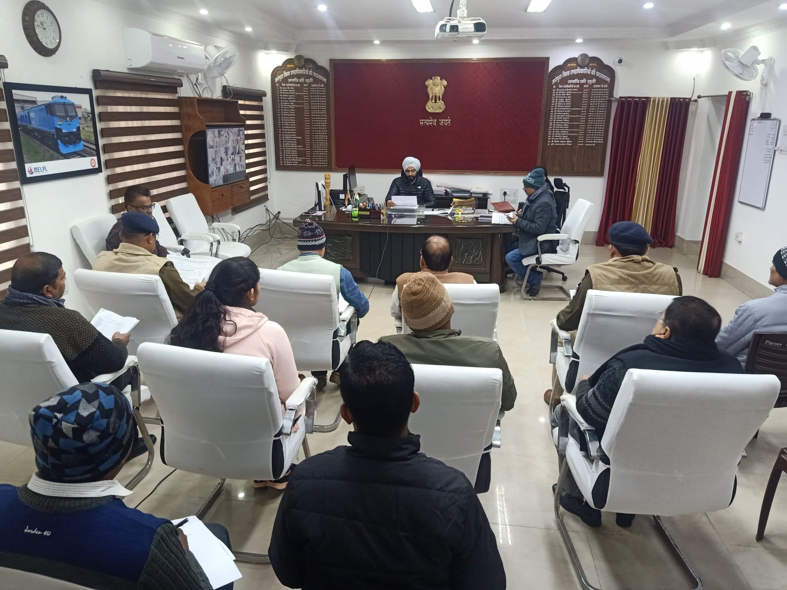 डीएम ने अधिकारियों के साथ की बैठक