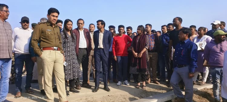 सीएम की प्रगति यात्रा की तैयारियों का जायजा ले रहे डीएम व एसपी