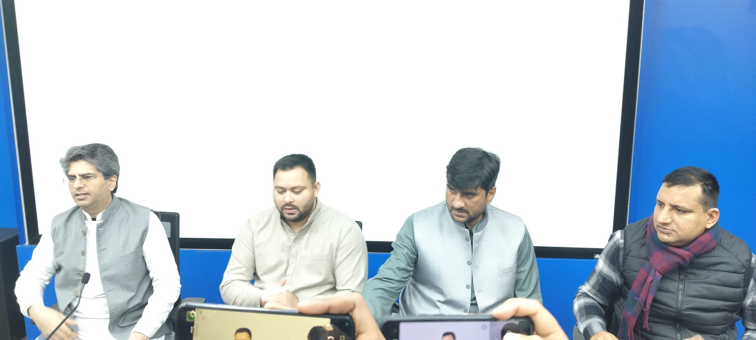 नीतीश को साथ लाना मतलब कुल्हाड़ी पर पैर मारना : तेजस्वी