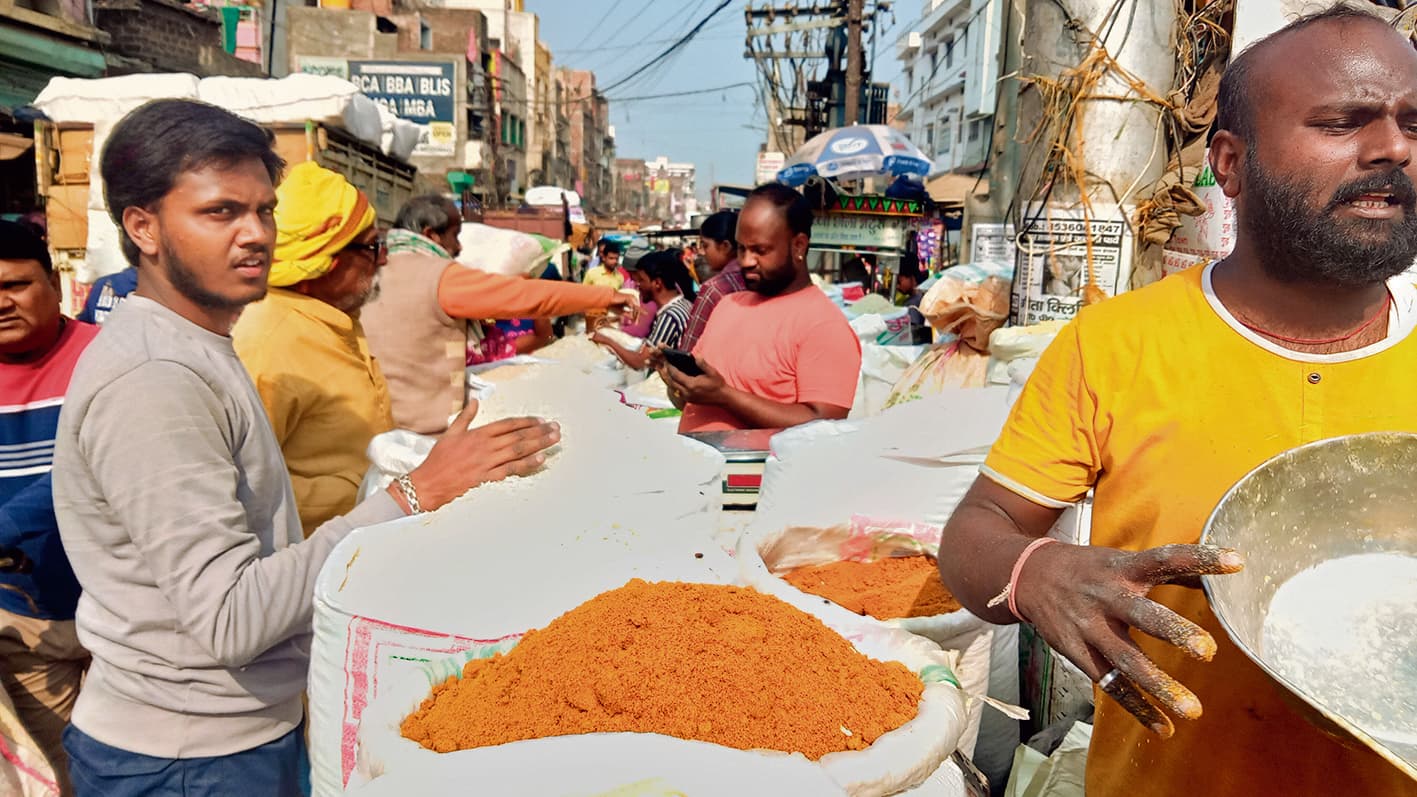 Chhapra News : मकर संक्रांति नजदीक आते ही बाजारों में गुड़, तिलकुट व चूड़ा से सजीं दुकानें