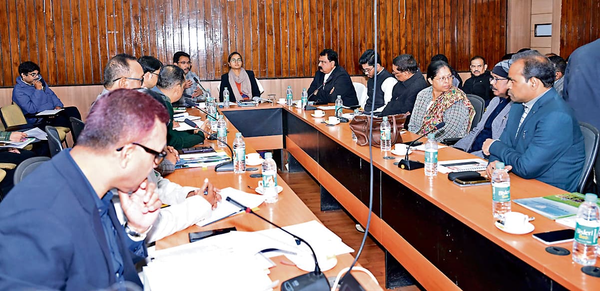 Political news : जो योजना किसानों के लिए फायदेमंद नहीं, उसे ड्रॉप करें : मंत्री