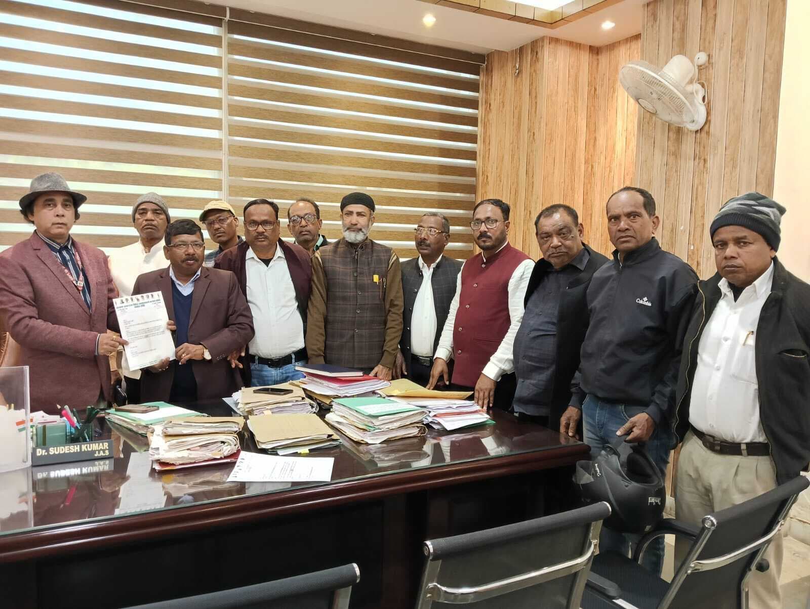 Ranchi News : डीसी से मिला आंदोलनकारी कल्याण समिति का प्रतिनिधिमंडल