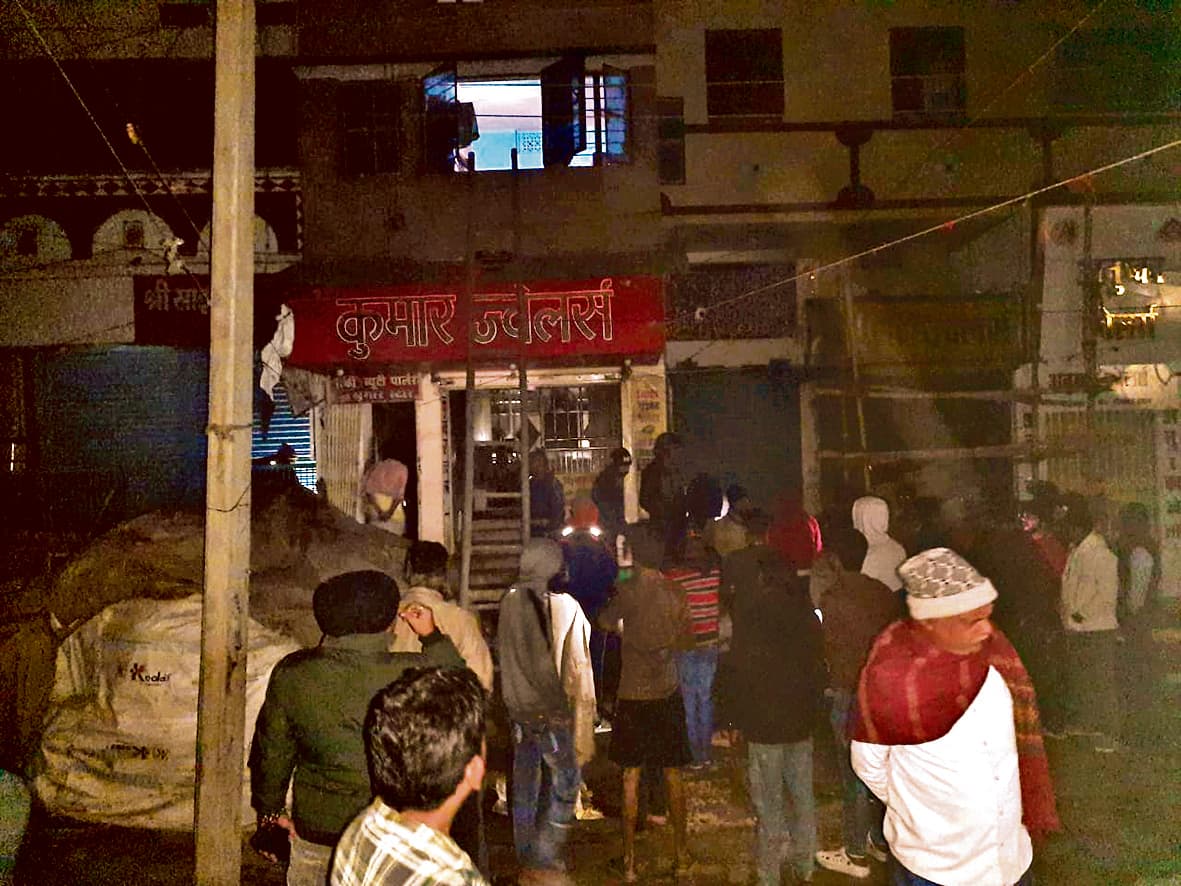 कपड़े के गोदाम में लगी आग, लाखों की क्षति