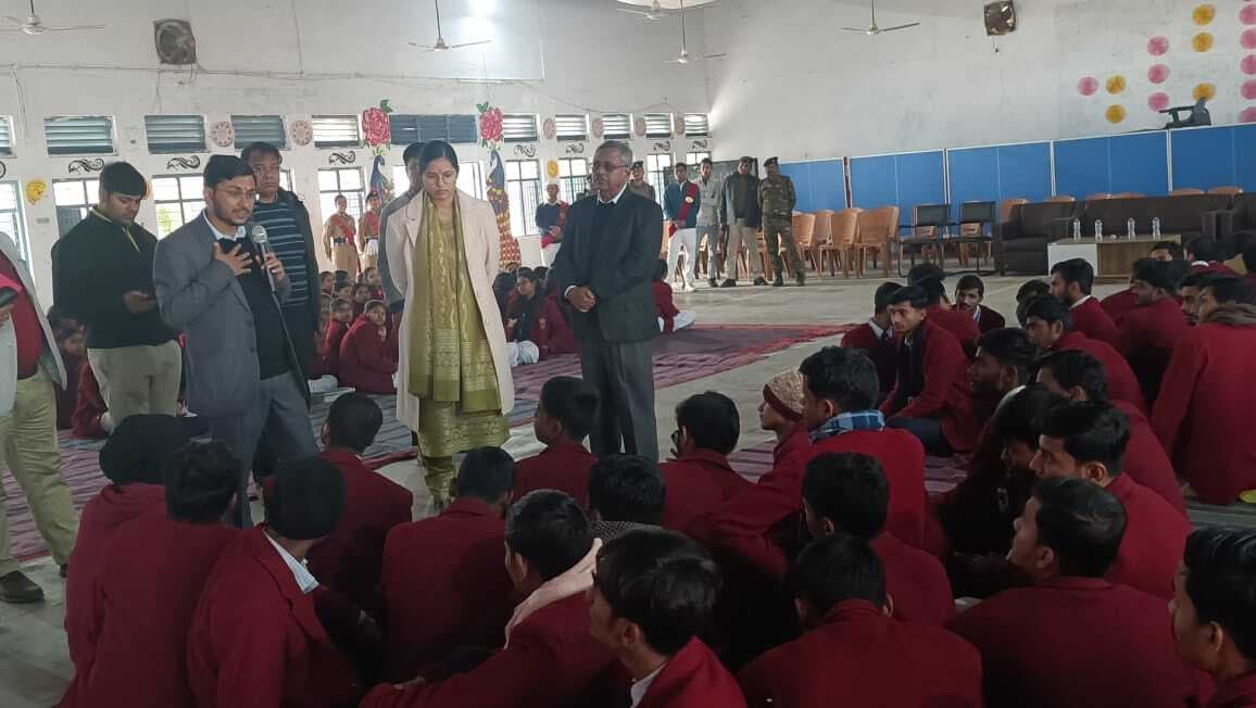 डीएम पहुंचे नवोदय स्कूल, बच्चों को सुनाईं कहानियां, कहा-कुछ सवाल पूछ लूं