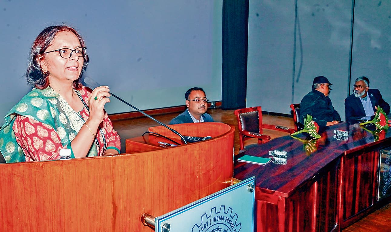 Dhanbad news: भौतिकी के क्षेत्र में नवीनतम शोध और विचारों केआदान-प्रदान पर जोर