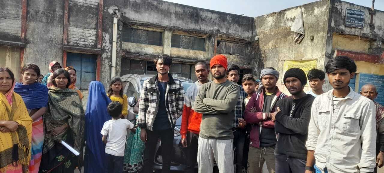 Dhanbad News:गोल्डेन पहाड़ी के लोगों ने प्रबंधन के खिलाफ किया प्रदर्शन