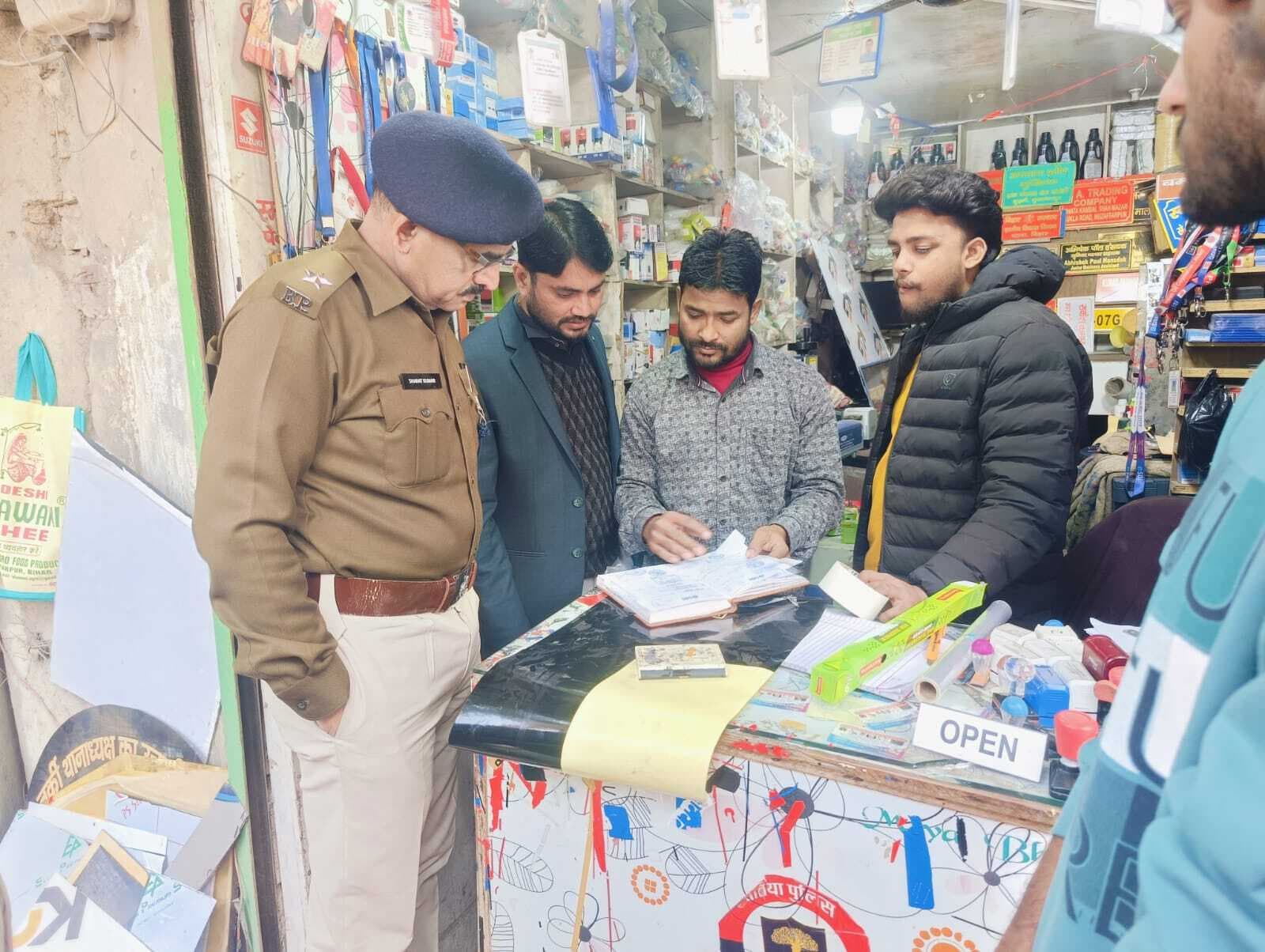 मुजफ्फरपुर में बना रहे थे अवैध मुहर, सात दुकानों में हुई छापेमारी में पकड़ाया मामला