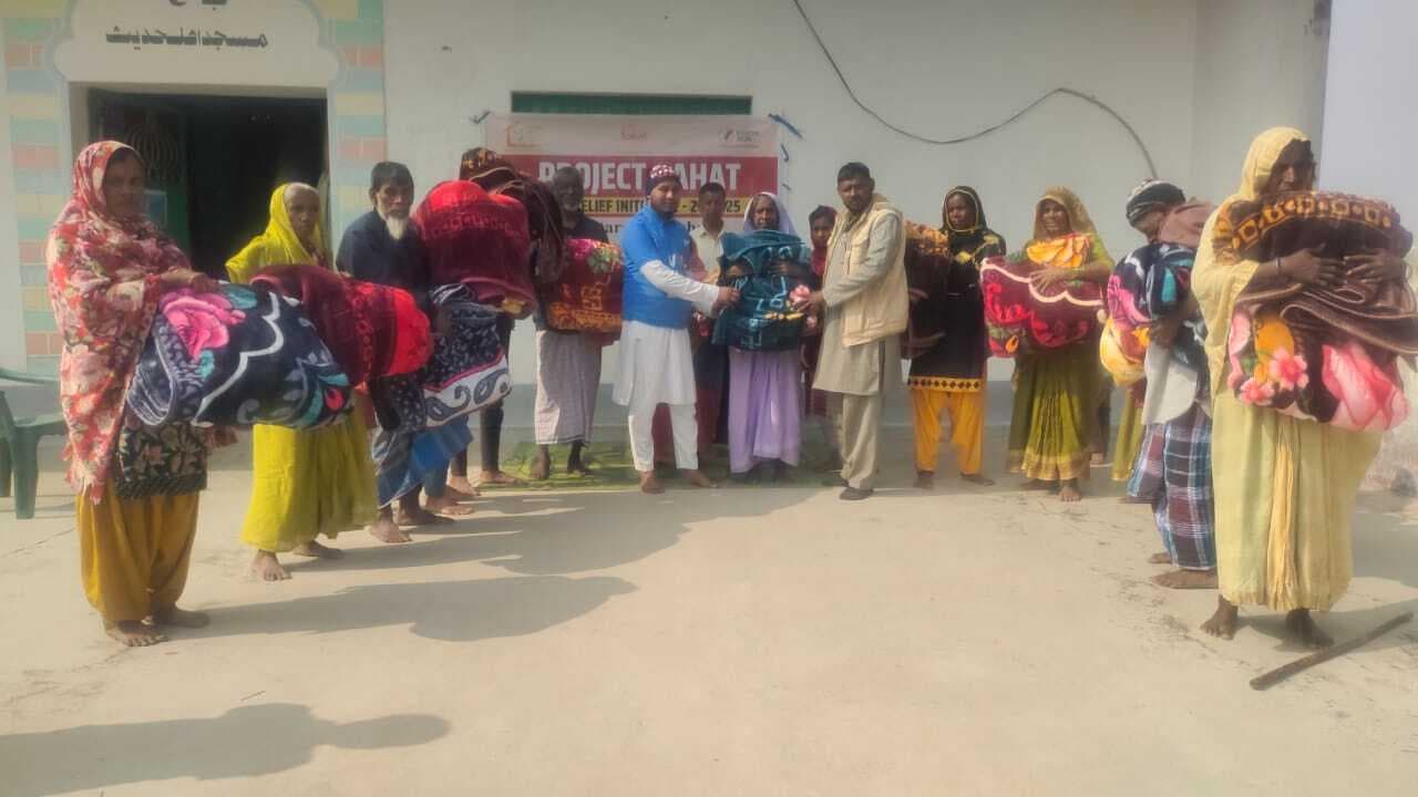 सोसाइटी फॉर ब्राइट फ्यूचर ने असहायों में बांटा कंबल