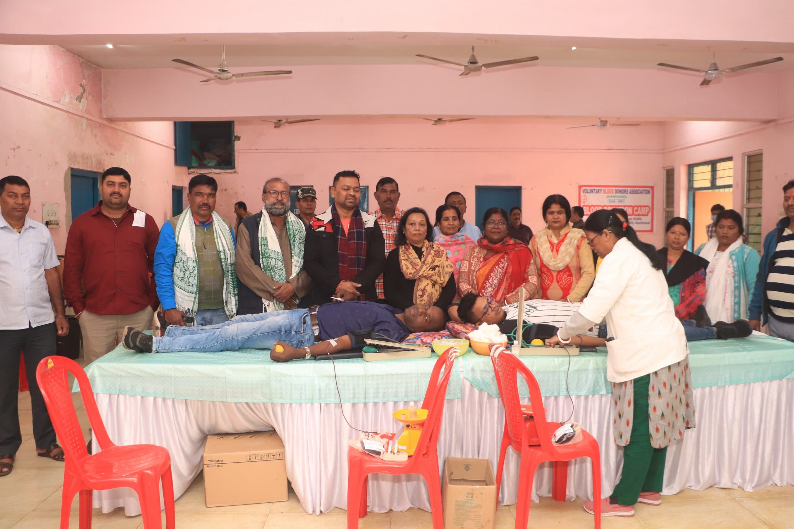 Jamshedpur news. बर्मामाइंस में शिबू सोरेन के जन्मदिन व सुनील महतो की जयंती पर 276 यूनिट रक्त संग्रह किया गया