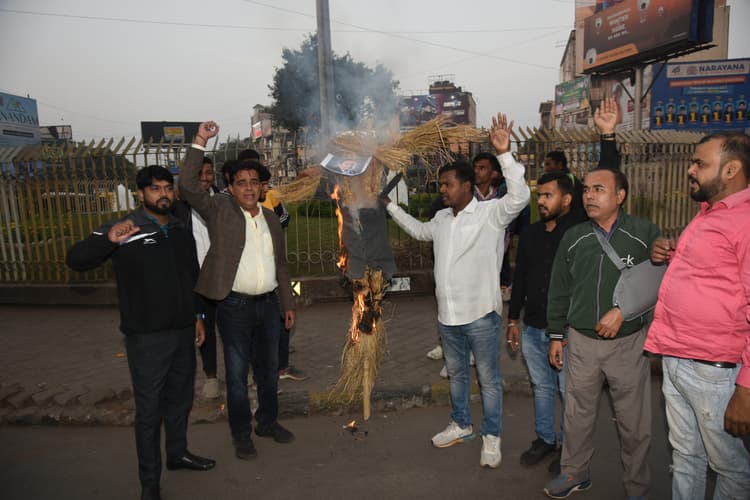 Jamshedpur news. एलएंडटी के चेयरमैन का इंटक समेत तमाम मजदूर संगठनों ने फूंका पुतला