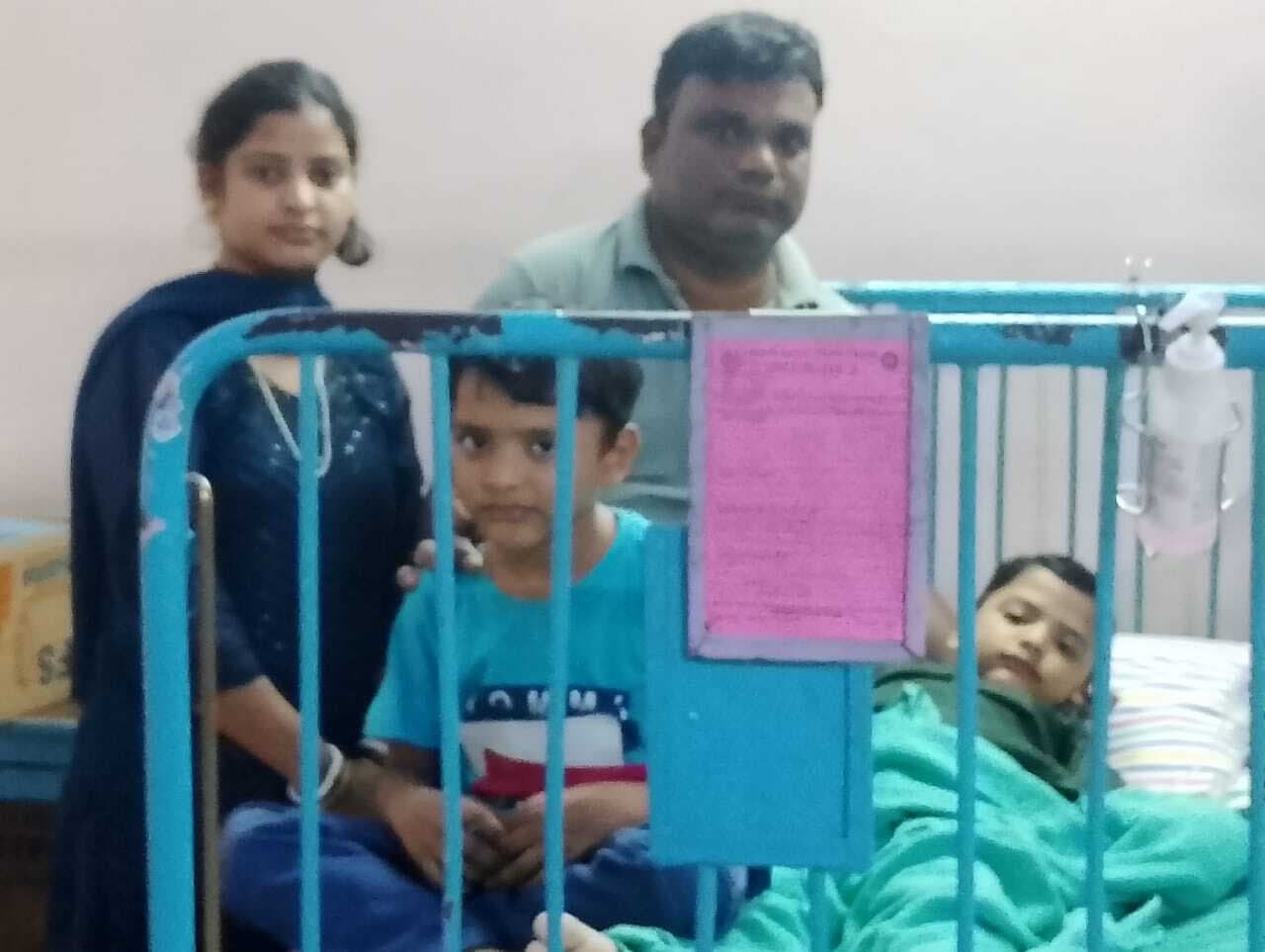 Jamshedpur news. कैंसर पीड़ित जुड़वा बच्चों को मदद की दरकार, आपकी सहायता से मिलेगी नयी जिंदगी