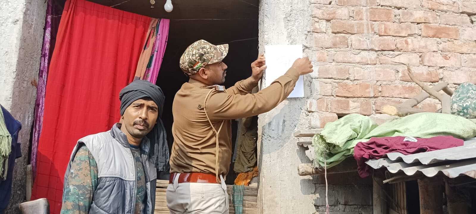 कुर्की जब्ती की कार्रवाई होने पर तीन आरोपितों ने बेलदौर थाने में किया समर्पण