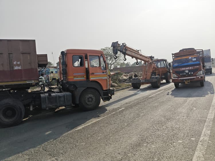 Madhubani News. हाइवा की ठोकर से चावल लदा ट्रक डिवाइडर से टकरा कर पलटा