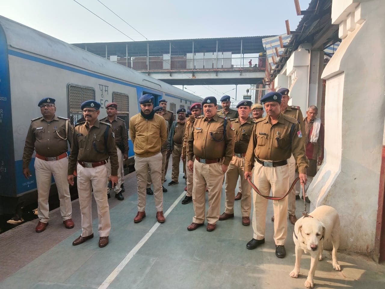सीएम आगमन को देखते हुए ट्रेनों में चला स्वान दस्ता जांच